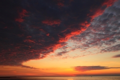 迫りくる雲、夕日