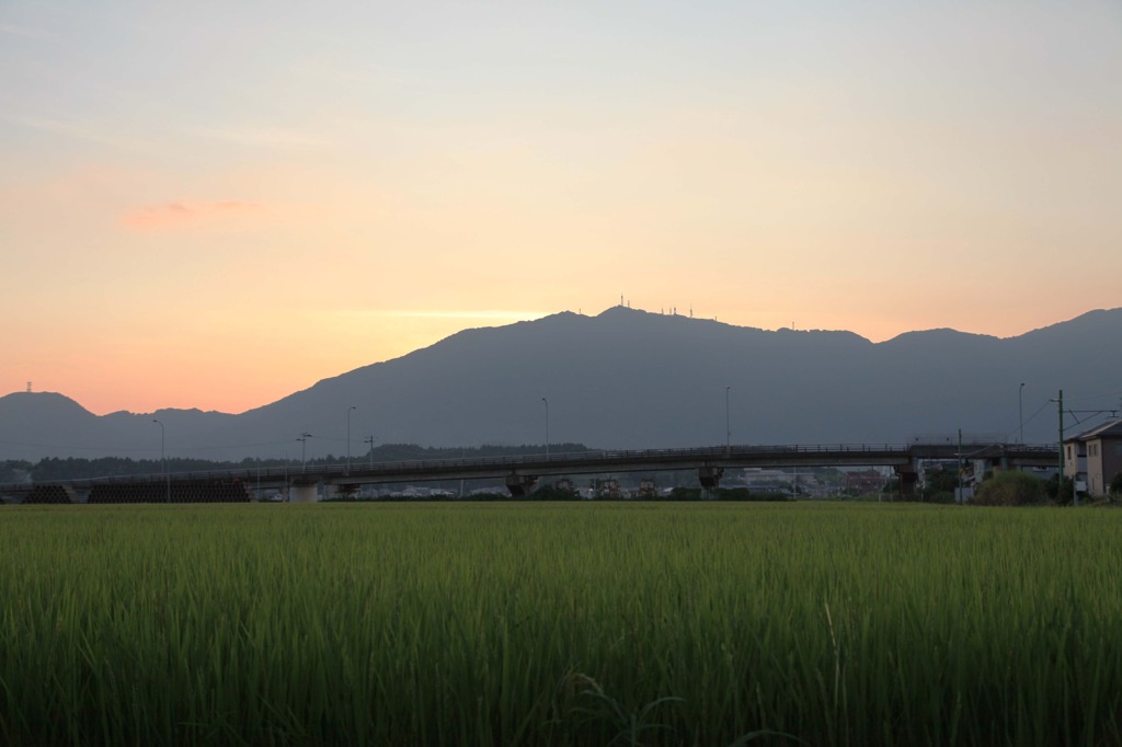 弥彦山今日も暮れる