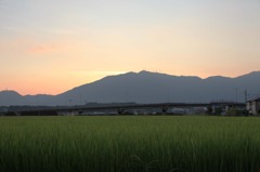 弥彦山今日も暮れる