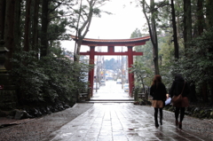 雨の正門