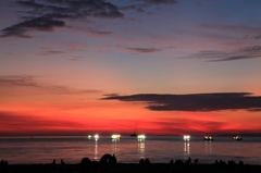 迫りくる空と漁船