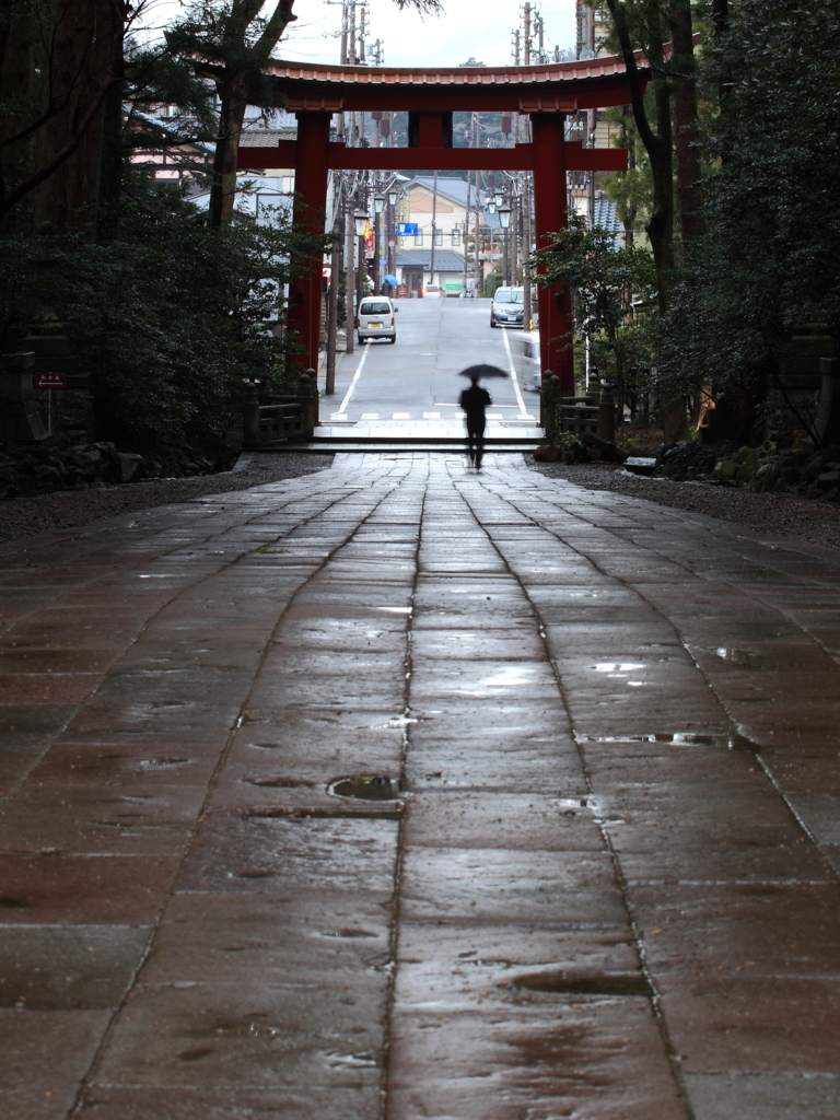 雨の正門鳥居