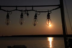 イカ釣り漁船の夕暮れ