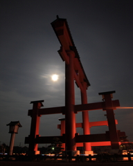 満月と大鳥居