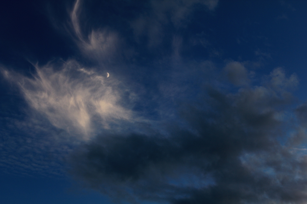 夕暮れ時の月と雲