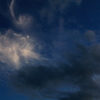 夕暮れ時の月と雲