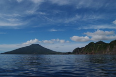 海上から見た八丈島