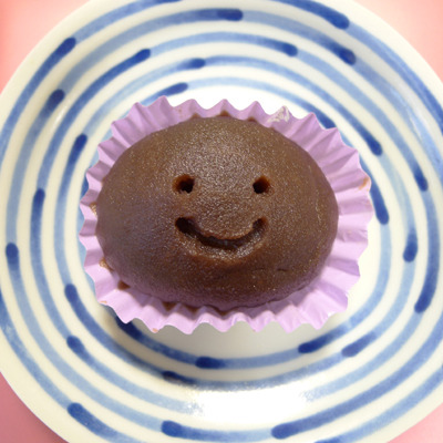 ニコッ