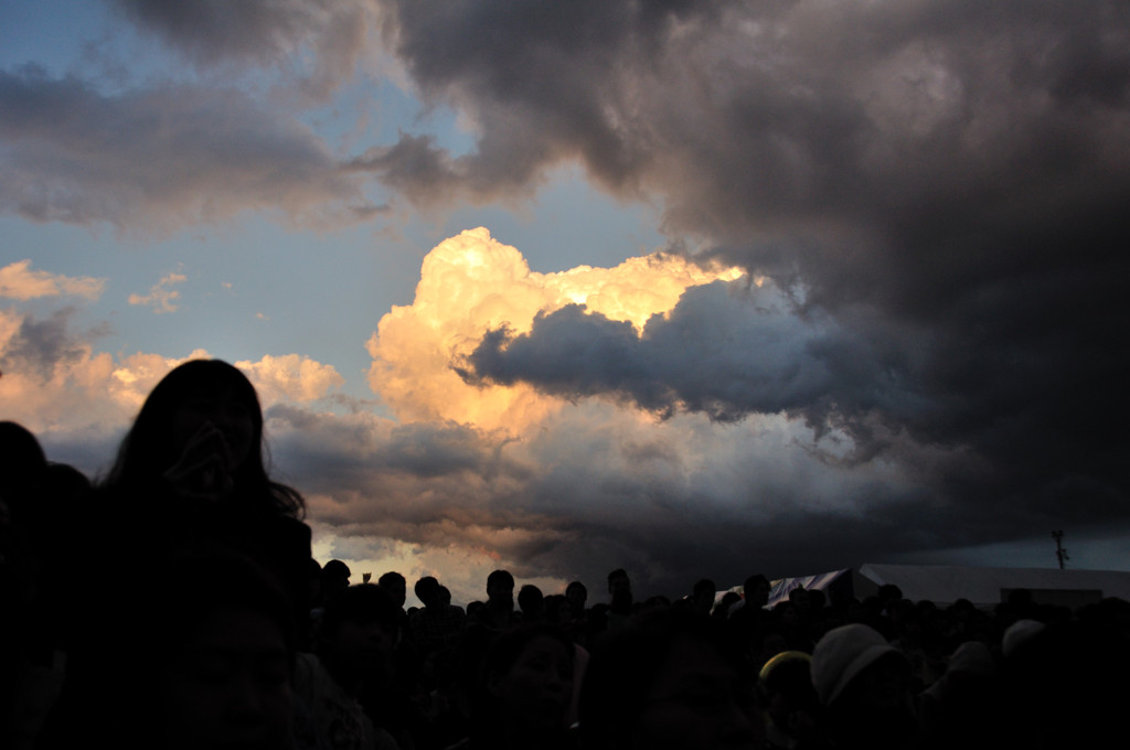 雷雲迫る