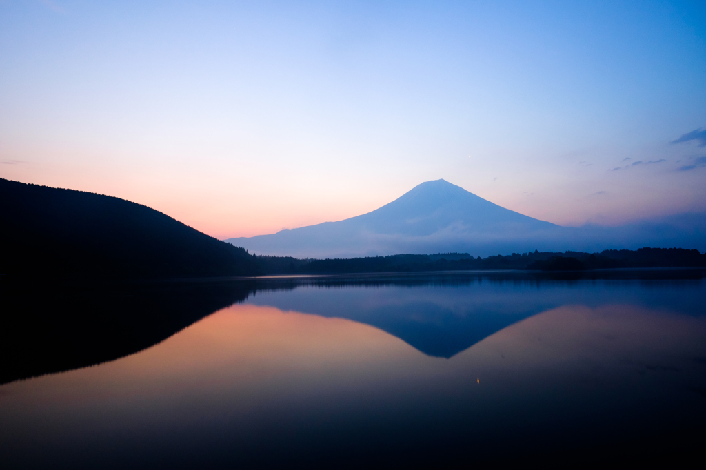 朝日を迎える富士