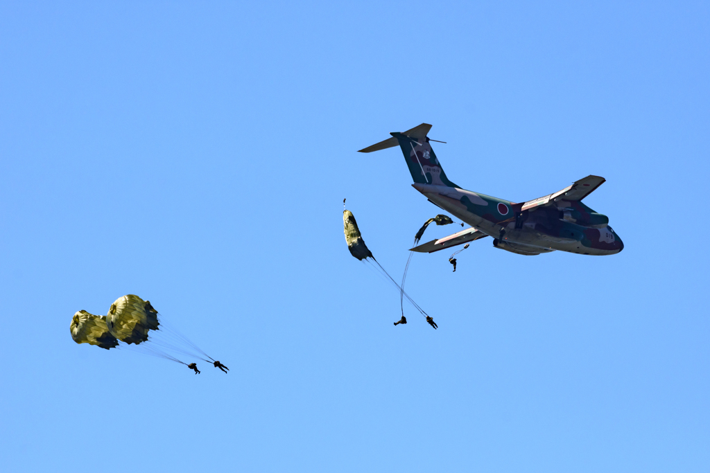 C-1　中型輸送機と落下傘