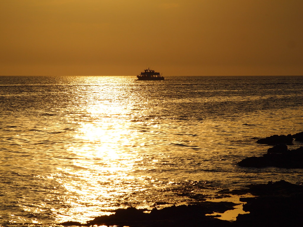 地中海に沈む夕日と船