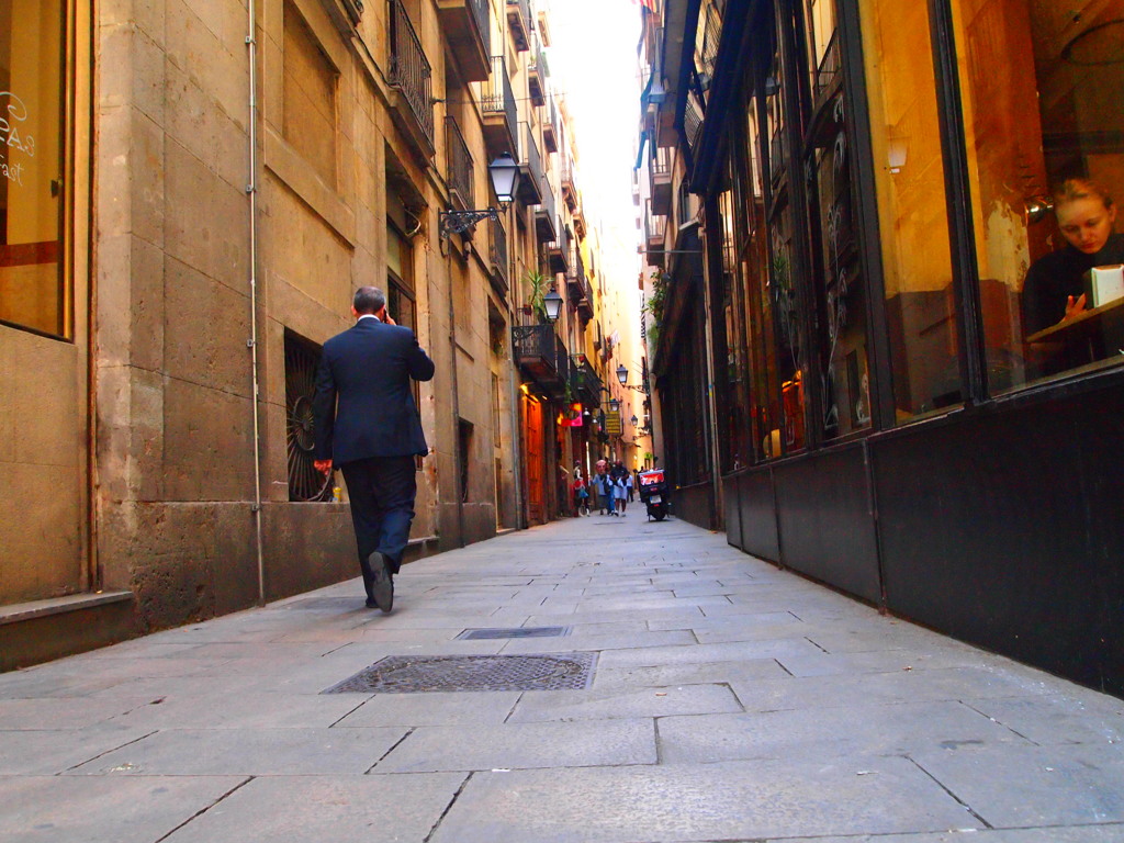 バルセロナ市内の小道とスパニッシュビジネスマン