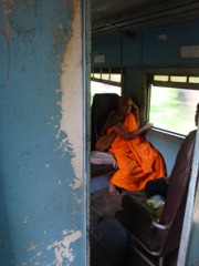 スリランカ・坊さん電車で一眠り。