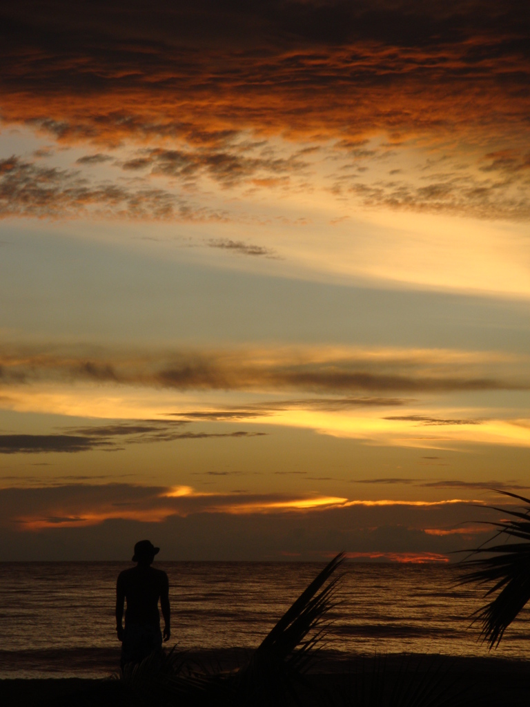 スリランカ・インド洋に沈む夕日と俺。