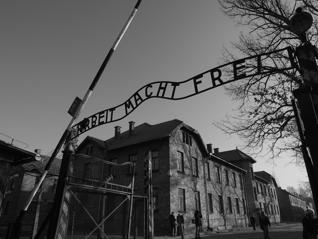 ARBEIT MACHT FREI (働けば自由になる）