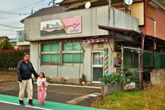 街の風景「定休日の床屋の前で・・・」