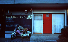 街の風景「モーターバイクのある喫茶店」