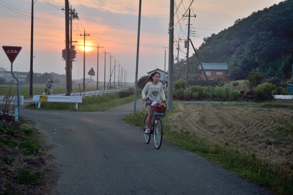 街の風景　自転車の少女