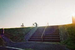 街の風景　夕照の堤防