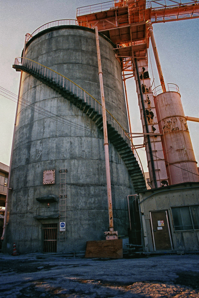 街の風景「セメント工場」