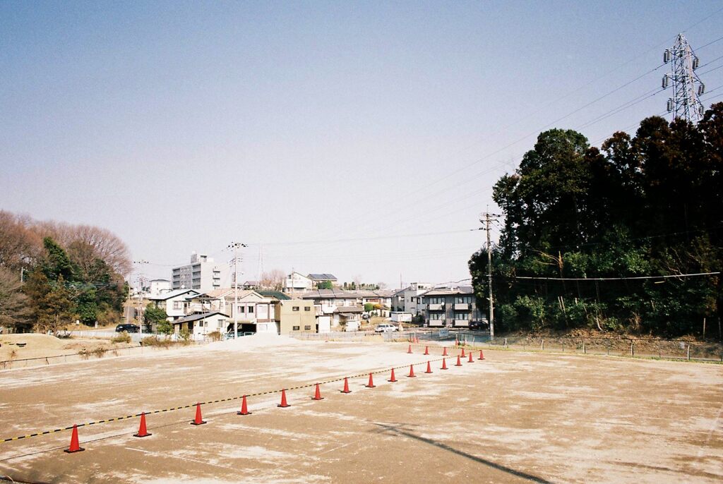 カラーコーンのある風景