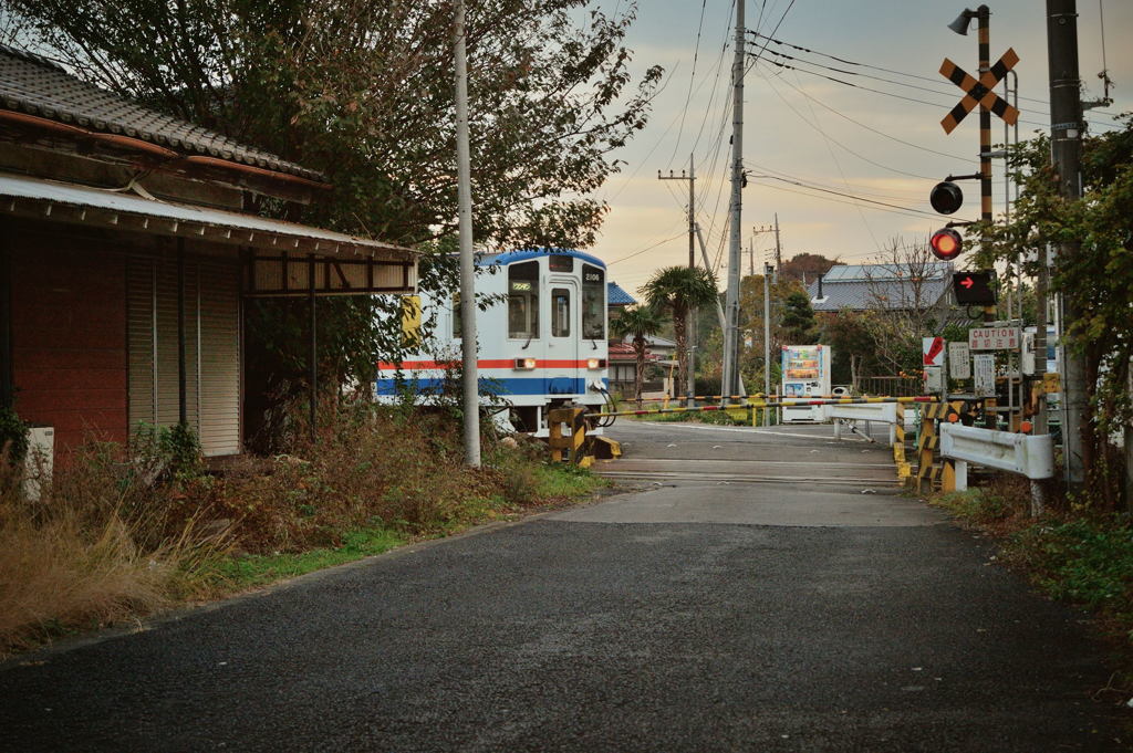 街の風景「ひと気のない踏切」
