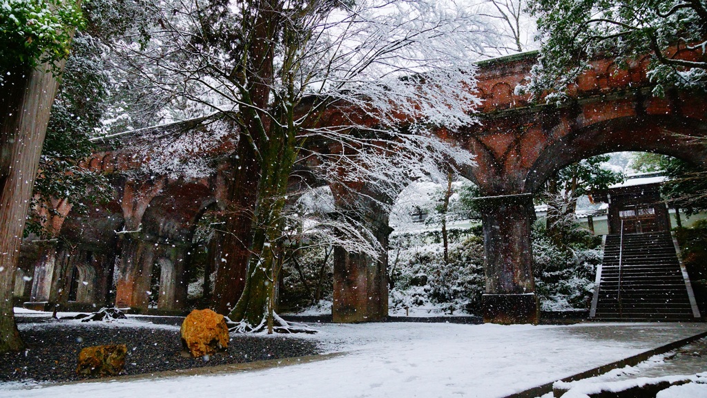 春遠し 雪舞う洛東