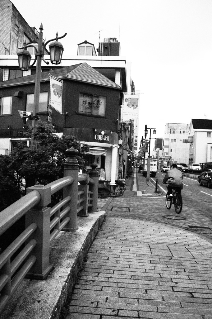 走り去る自転車も