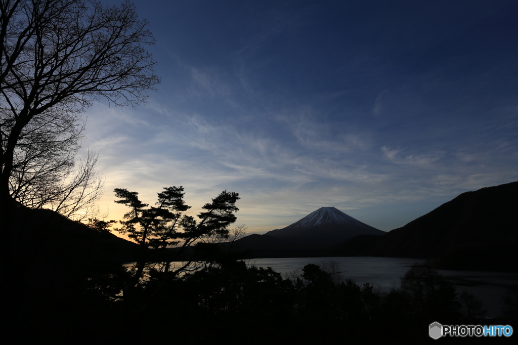 本栖湖、夜明け前