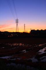 早刈り田んぼの小焼け