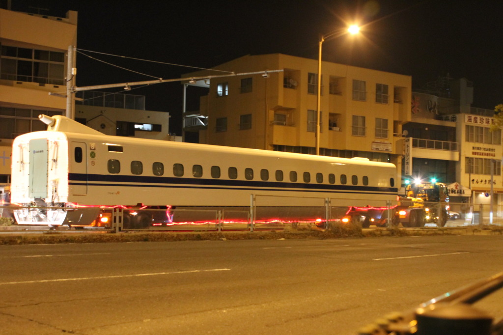 道路を走る新幹線