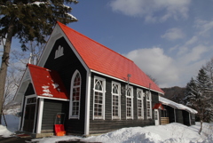 赤い屋根の教会の冬