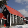 赤い屋根の教会の冬