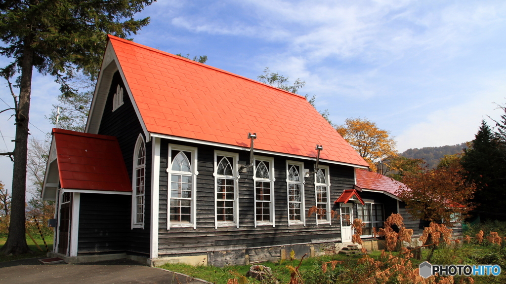 赤い屋根の教会の秋