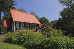 赤い屋根の教会の夏