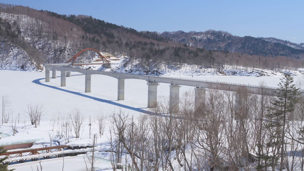 湖面を翔る橋