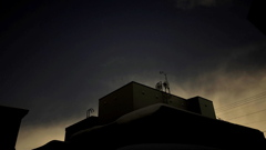 夜の雪雲の輝き