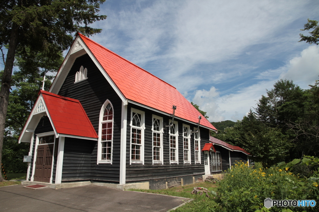 赤い三角屋根の教会