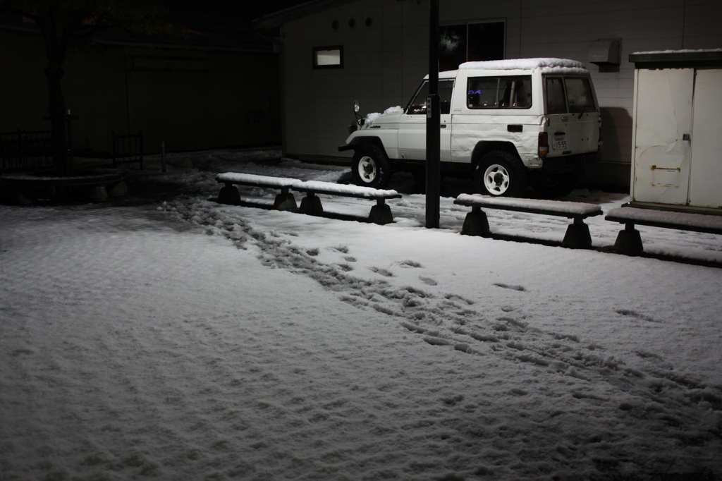 black ×　white