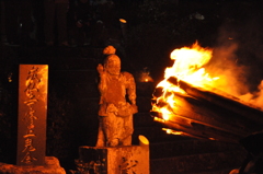 成仏寺修正鬼会　大松明と仁王