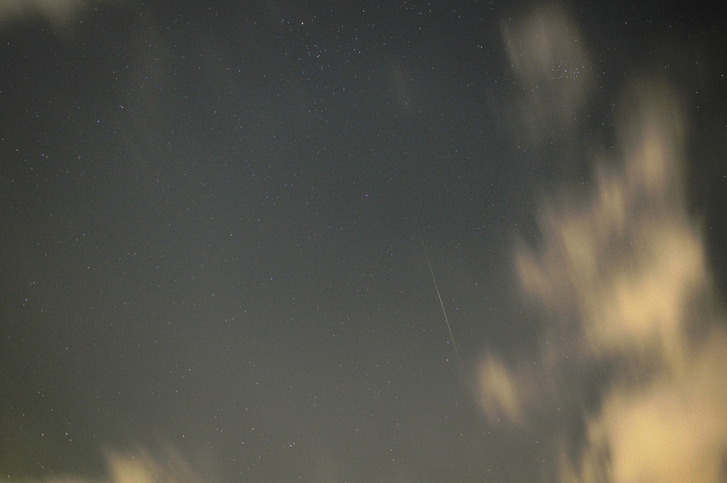 雲間に現る流星