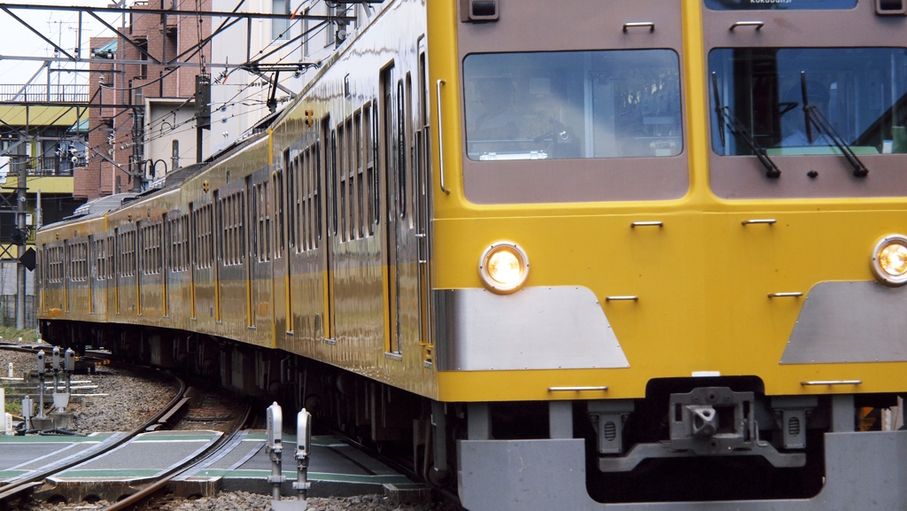 Yellow train comes in