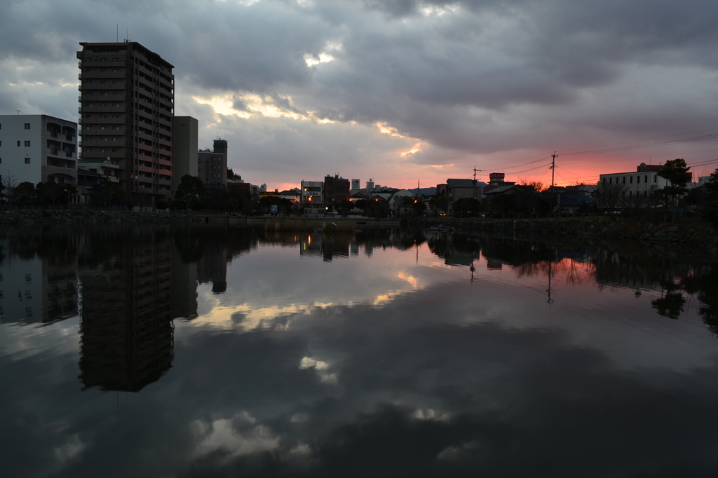 小さな町の夜明け