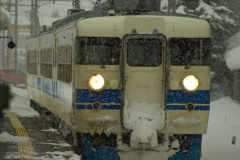 雪の中の電車