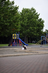 砂場で遊ぶ親子