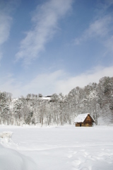 雪と小屋と青空