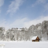 雪と小屋と青空