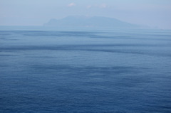 海の向こうには