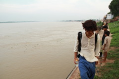 大河に沿う旅人